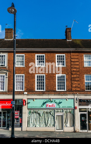 Shop on Banstead village High Street (il villaggio Taylor), su una tranquilla domenica mattina nel Surrey, Inghilterra. Foto Stock