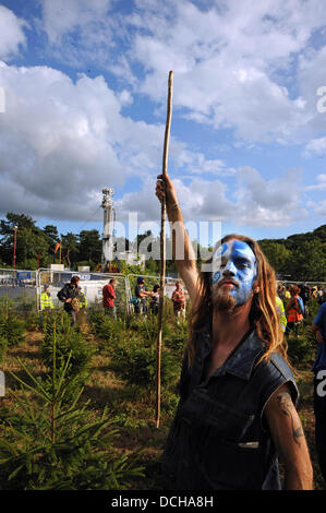 Balcombe, West Sussex, Regno Unito. Il 18 agosto 2013. Anti Fracking manifestanti riescono a formare un anello attorno alla Cuadrilla sito di perforazione Foto Stock