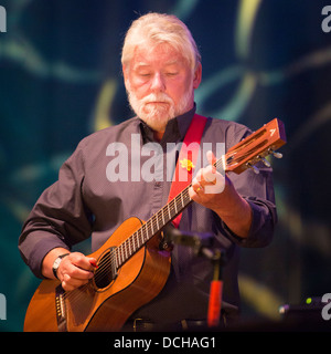 Simon Nicol cantante e chitarrista di Fairport Convention sul palcoscenico la band di Cropredy Festival in 2013 Foto Stock