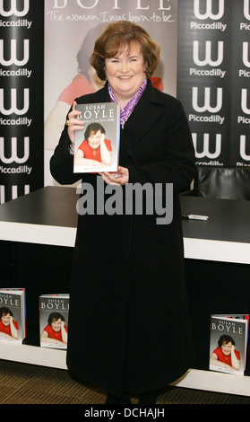 Susan Boyle, segni di copie della sua autobiografia, La donna mi è nato per essere, a Waterstone di Piccadilly. Londra REGNO UNITO. Foto Stock