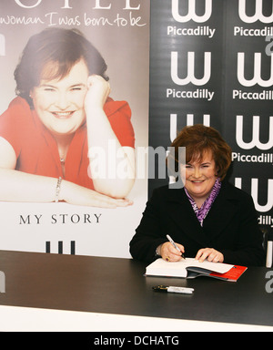 Susan Boyle, segni di copie della sua autobiografia, La donna mi è nato per essere, a Waterstone di Piccadilly. Londra REGNO UNITO. Foto Stock