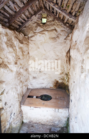 Toilette esterna a un museo Vittoriano Blists Hill Shropshire REGNO UNITO Foto Stock