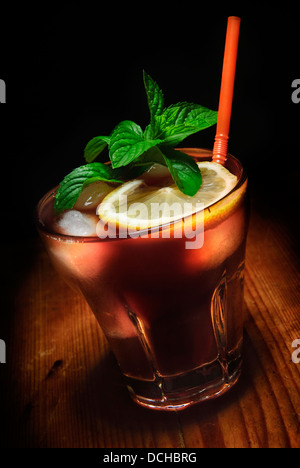 Cuba Libre cocktail sul rustico sfondo di legno Foto Stock