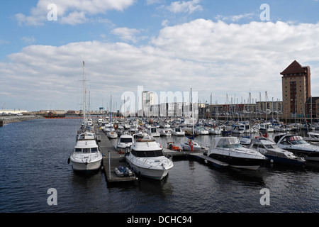 Barche ormeggiate sul fiume Tawe a Swansea Marina Wales UK. Costa gallese Foto Stock