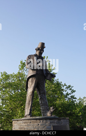 Statua del mago / intrattenitore Tommy Cooper a Caerphilly Foto Stock