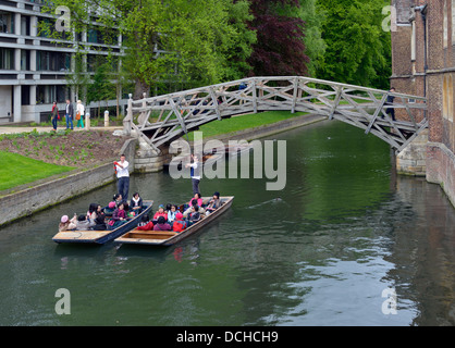 Ponte di matematica e di turisti in sterline sul fiume Cam. Cambridge. Cambridgeshire, England, Regno Unito, Europa. Foto Stock