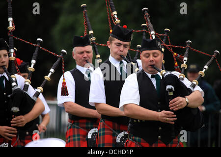 Pipers dal Mull e Iona Pipe Band giocando al 67th World Pipe Band Championships per la prima volta. Il 2013 La manifestazione si è svolta a Glasgow Green dove più di 200 bande di cornamuse hanno partecipato. Credito: PictureScotland/Alamy Live News Foto Stock