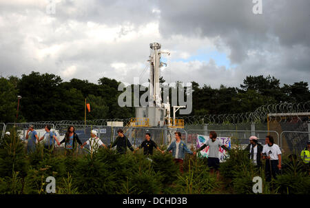 Balcombe, West Sussex, Regno Unito. Il 18 agosto 2013. Anti Fracking manifestanti riescono a formare un anello attorno alla Cuadrilla sito di perforazione Foto Stock