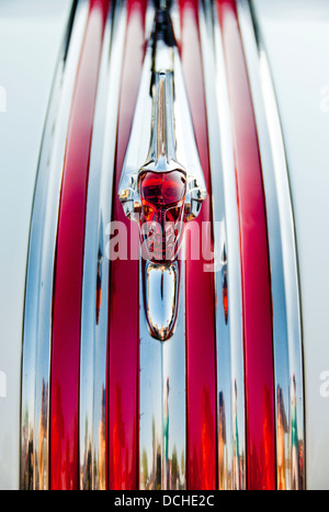 Ornamento del cofano di Pontiac Chieftan 1951, esposizione di automobili, Boise, Idaho Foto Stock