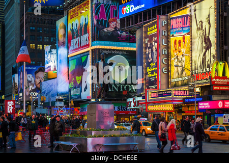 I cartelloni per spettacoli di Broadway in Times Square a New York City Foto Stock