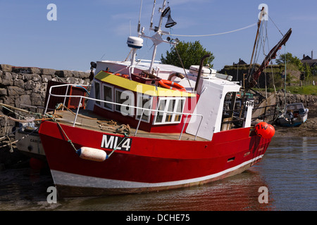 Moderno piccolo di colore rosso e bianco barca da pesca / trawler attraccate al molo di Broadford, Broadford, Isola di Skye, Scotland, Regno Unito Foto Stock