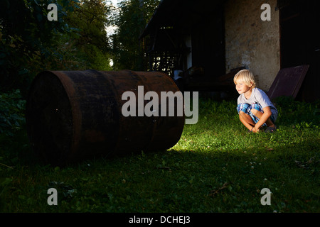 Bambino ragazzo trovare un tesoro in magic canna al crepuscolo Foto Stock