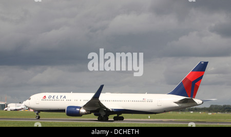 Delta Airlines pronta al decollo all'aeroporto di Dublino Foto Stock