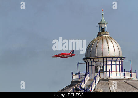 Eastbourne, Regno Unito, 18 agosto 2013,una freccia rossa che vola sopra la camera obscura sul molo durante l'aria Airbourne display nel credito Eastbourn: Keith Larby/Alamy live News Foto Stock