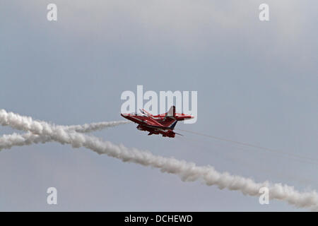 Eastbourne, Regno Unito, 18 agosto 2013,le frecce rosse criss cross a 400mph al sole durante l'aria Airbourne display nel credito Eastbourn: Keith Larby/Alamy live News Foto Stock