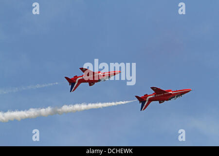 Eastbourne, Regno Unito, 18 agosto 2013,le frecce rosse fly capovolto sul molo nel sole durante l'aria Airbourne display nel credito Eastbourn: Keith Larby/Alamy live News Foto Stock