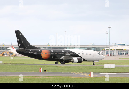 Titan airways sbarco in aeroporto di Dublino Foto Stock