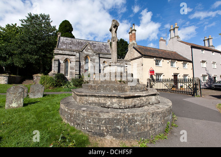 Cappella mortuaria e Memoriale di guerra nei giardini della chiesa di Santa Maria, Henbury, Bristol, Inghilterra, Regno Unito. Foto Stock