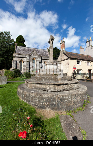Cappella mortuaria e Memoriale di guerra nei giardini della chiesa di Santa Maria, Henbury, Bristol, Inghilterra, Regno Unito. Foto Stock
