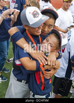 Aberdeen, Maryland, Stati Uniti d'America. 18 Agosto, 2013. I giocatori, allenatori e alle famiglie ospitanti celebrare in Giappone conquistando il loro terzo mondo diritta serie partita di campionato. Il Giappone ha sconfitto a ovest di Raleigh, NC a Cal Ripken World Series di Aberdeen, Maryland il 18 agosto 2013 da parte di un cliente di 11-1 in cinque inning. Credito: Scott Serio/eclipse/ZUMAPRESS.com/Alamy Live News Foto Stock