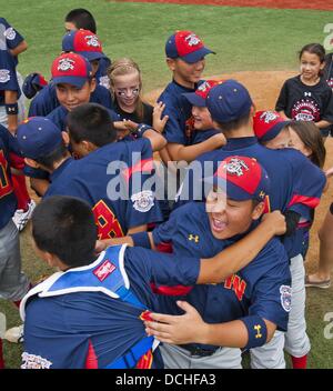 Aberdeen, Maryland, Stati Uniti d'America. 18 Agosto, 2013. I giocatori, allenatori e alle famiglie ospitanti celebrare in Giappone conquistando il loro terzo mondo diritta serie partita di campionato. Il Giappone ha sconfitto a ovest di Raleigh, NC a Cal Ripken World Series di Aberdeen, Maryland il 18 agosto 2013 da parte di un cliente di 11-1 in cinque inning. Credito: Scott Serio/eclipse/ZUMAPRESS.com/Alamy Live News Foto Stock