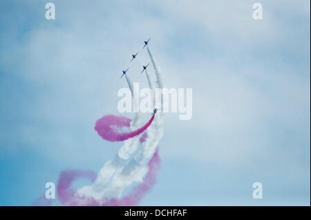 Eastbourne, Sussex, Regno Unito. 18 Agosto, 2013 Le frecce rosse RAF aerobatic team eseguire una spettacolare chiudere formazione routine cavatappi © Malcolm Park editoriale/Alamy Live News Foto Stock