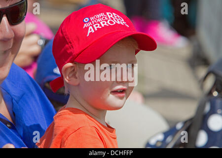 Eastbourne, Regno Unito, 18 agosto 2013,un giovane frecce rosse ventola è stupito da velivoli durante Airbourn Credito: Keith Larby/Alamy Live News Foto Stock