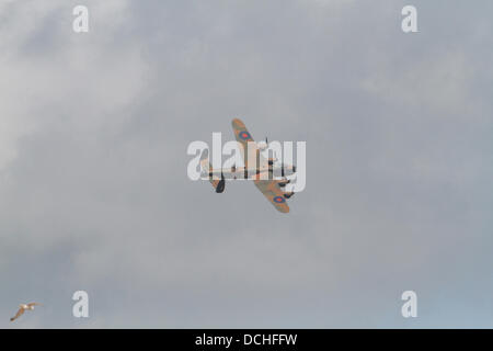 Eastbourne, Regno Unito, 18 agosto 2013,il bombardiere Lancaster vola durante Airbourn Credito: Keith Larby/Alamy Live News Foto Stock