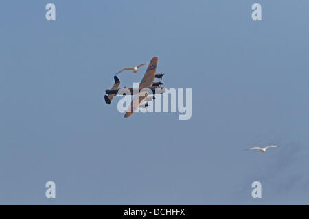 Eastbourne, Regno Unito, 18 agosto 2013,il bombardiere Lancaster vola durante Airbourn Credito: Keith Larby/Alamy Live News Foto Stock