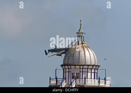 Eastbourne, Regno Unito, 18 agosto 2013,il bombardiere Lancaster vola sul molo di Eastbourne durante Airbourn Credito: Keith Larby/Alamy Live News Foto Stock