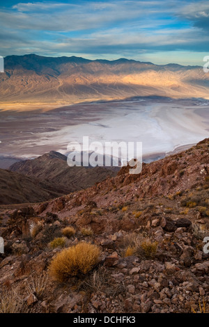 La luce del mattino sulle montagne Panamint oltre il bacino Badwater, da Dantes Vista Parco Nazionale della Valle della Morte, California Foto Stock