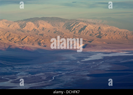 La luce del mattino sulle montagne Panamint oltre il bacino Badwater, da Dantes Vista Parco Nazionale della Valle della Morte, California Foto Stock