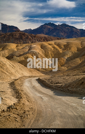 Strada sterrata attraverso venti Team Mule Canyon, il Parco Nazionale della Valle della Morte, California Foto Stock