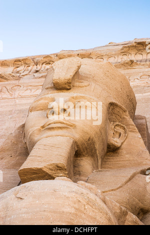 Testa della statua colossale di Ramses II ad Abu Simbel Egitto meridionale, uno di Egitto classico del top destinazioni turistiche Foto Stock