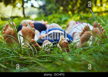 Famiglia rilassante sull'erba Foto Stock