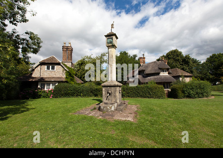 Comporre Cottage Cottage circolare, meridiana di pietra e la pompa acqua, Blaise borgo, Henbury, Bristol, Inghilterra, Regno Unito. Foto Stock