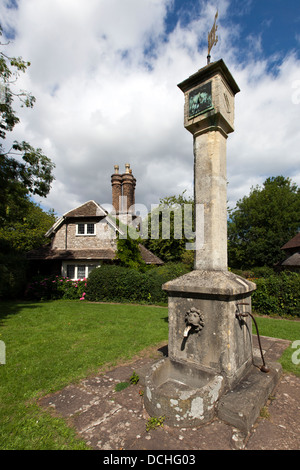 Comporre Cottage, meridiana di pietra e la pompa acqua, Blaise borgo, Henbury, Bristol, Inghilterra, Regno Unito. Foto Stock