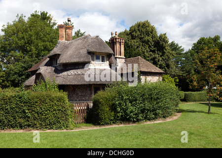 Cottage di circolare con Sweetbriar Cottage in background, Blaise borgo, Henbury, Bristol, Inghilterra, Regno Unito. Foto Stock