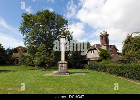 Comporre Cottage, meridiana di pietra e la pompa acqua, Blaise borgo, Henbury, Bristol, Inghilterra, Regno Unito. Foto Stock