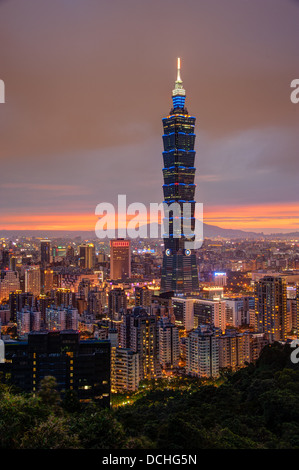 Una vista al tramonto del Taipei, Taiwan skyline Foto Stock