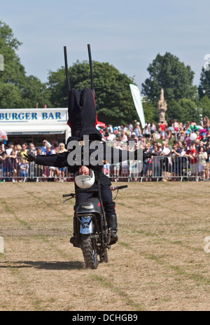 I membri della Royal segnali Display moto Team, noto come il bianco caschi, eseguire; Glasgow Visualizza 2013 su Glasgow Green Foto Stock