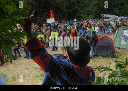 Balcombe, West Sussex, Regno Unito. 18 Agosto, 2013. Balcombe, West Sussex, Regno Unito. 18 Agosto, 2013. Più manifestanti arriva a unirsi alla gente del posto sulla strada per trapano Cuadrilla sito a Balcombe applauditi da questo coloratissimo bell suoneria. © David Burr/Alamy Live News Foto Stock