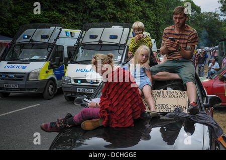 Balcombe, West Sussex, Regno Unito. 18 Agosto, 2013. Balcombe, West Sussex, Regno Unito. 18 Agosto, 2013. Molte famiglie hanno partecipato alla protesta a Balcombe sulla strada di Cuadrilla sito di perforazione a Balcombe © David Burr/Alamy Live News Foto Stock