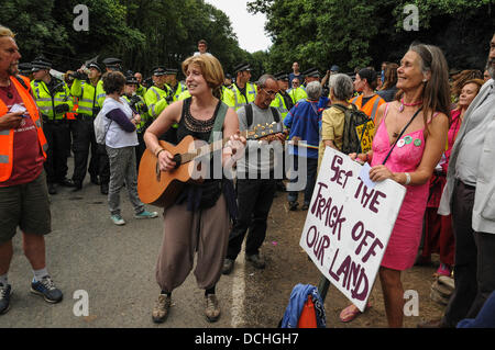 Balcombe, West Sussex, Regno Unito. 18 Agosto, 2013. Balcombe, West Sussex, Regno Unito. 18 Agosto, 2013. Ambientalisti protestare con canzoni sulla strada di Cuadrilla sito di perforazione entrata. © David Burr/Alamy Live News Foto Stock