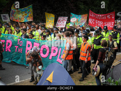 Balcombe, West Sussex, Regno Unito. 18 Agosto, 2013. Balcombe, West Sussex, Regno Unito. 18 Agosto, 2013. Potere al popolo. Manifestanti ambientali comprese le mamme con bimbi in parata di armi verso Cuadrilla sito di perforazione l'entrata a Balcombe © David Burr/Alamy Live News Foto Stock