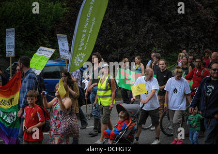 Balcombe, West Sussex, Regno Unito. 18 Agosto, 2013. Balcombe, West Sussex, Regno Unito. 18 Agosto, 2013. Una giornata con la famiglia sulla strada di Cuadrilla sito di perforazione l'entrata a Balcombe. © David Burr/Alamy Live News Foto Stock