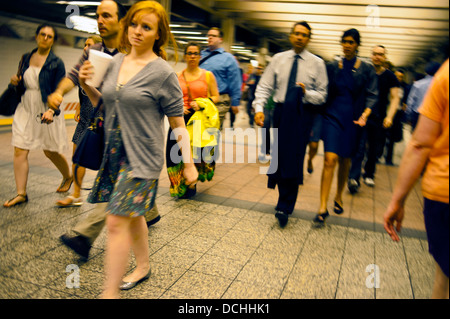 La folla di gente che cammina in una New York City tunnel della metropolitana Foto Stock