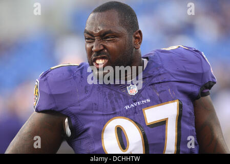 Baltimore, MD, Stati Uniti d'America. 19 Ago, 2013. 15 agosto 2013 - Baltimore, MD, Stati Uniti d'America - Baltimore Ravens DT Arthur Jones (97). Atlanta Falcons vs Baltimore Ravens presso M&T Bank Stadium di Baltimora, MD il 15 agosto 2013. Foto: Mike Buscher/Cal Sport Media Credito: csm/Alamy Live News Foto Stock