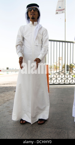 Un uomo Qatar indossando il tradizionale Jalaba e Keffiyeh Foto stock -  Alamy