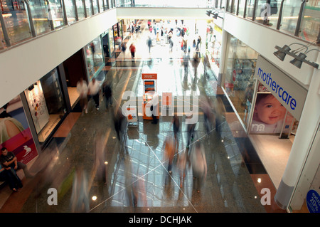 Caos all'interno del Drake Circus Shopping Mall in Plymouth Foto Stock